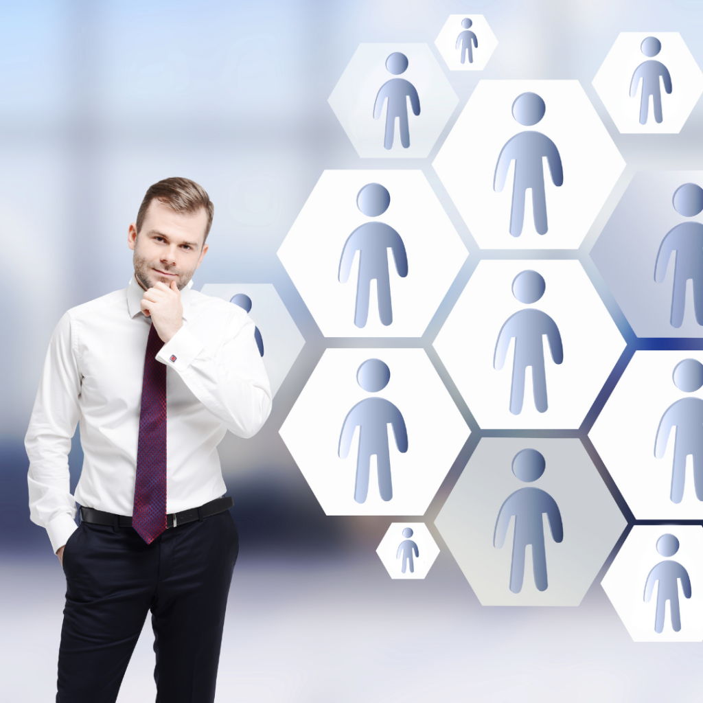 Headhunter oder Social Recruiting Agentur? - Eine Person im Anzug denkt nach