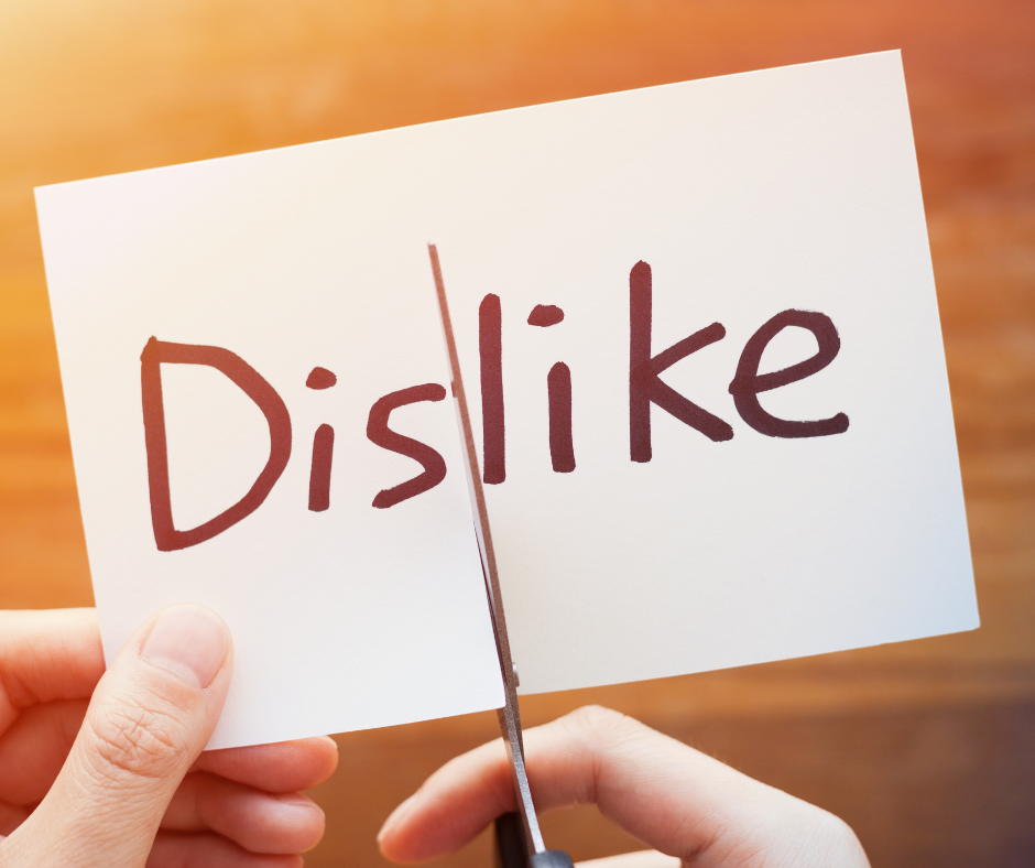 Ein Stück Papier, auf dem 'Dislike' steht und eine Hand, die eine Schere in der Hand hält, um die ersten Buchstaben abzuscheiden, damit aus dem Wort ein 'Like' wird. Das verdeutlicht, dass Social Recruiting funktionieren kann.